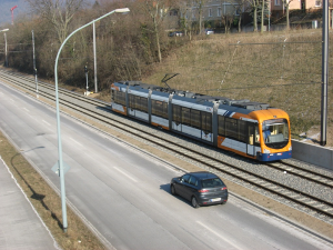 Zug der Linie 5 auf der Ringstrecke in Weinheim