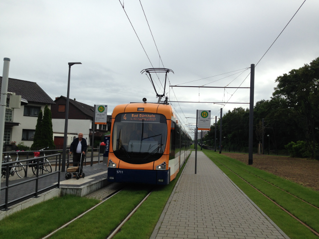 Mannheimer Stadtbahn an der Endhaltestelle Käfertaler Wald